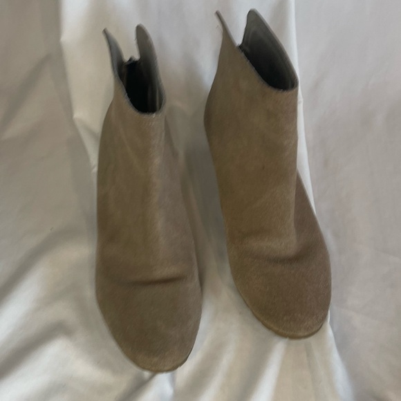 Kenneth Cole Reaction Beige/Tan suede Pilage ankle Booties heel Tassel Zip Sz 7 - Picture 3 of 13